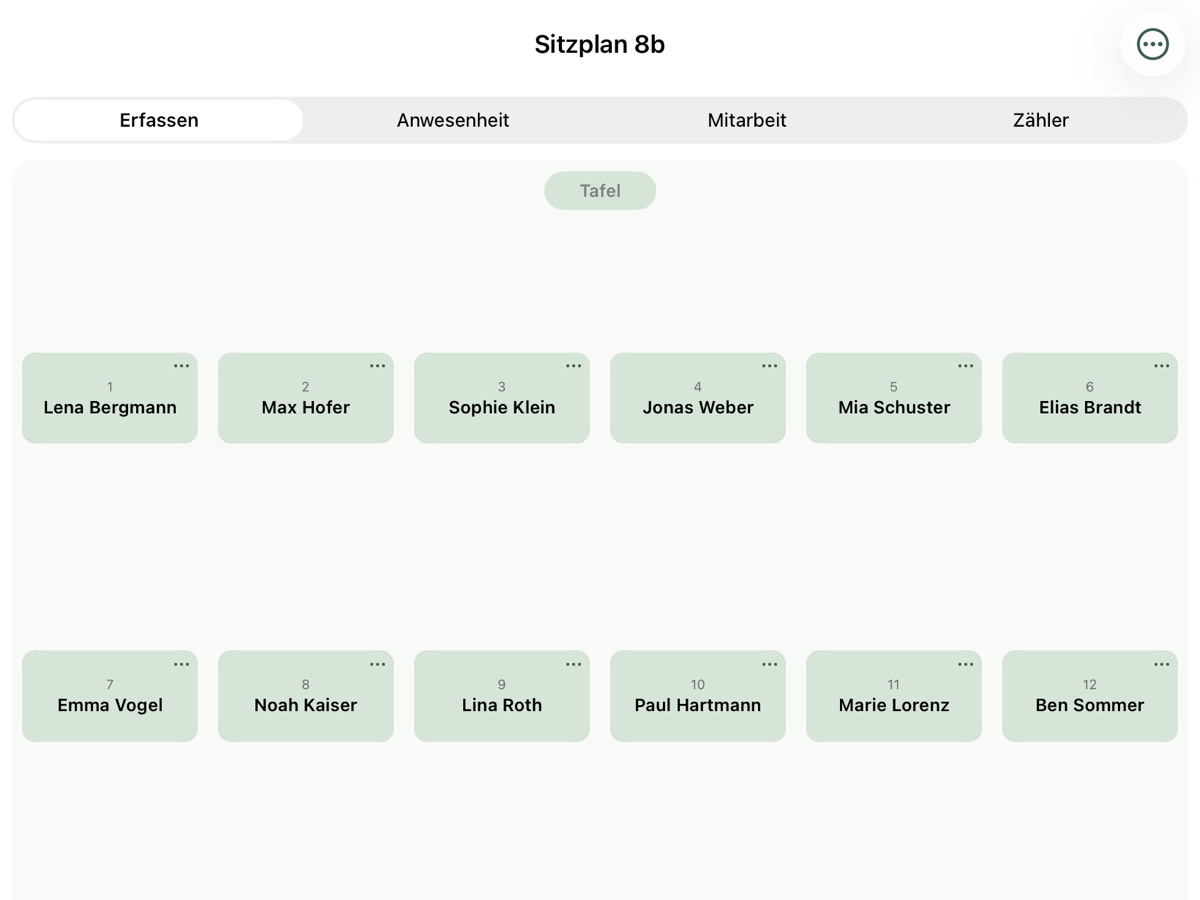 Sitzplan der Klasse mit Plätzen vor der Tafel und Reitern für Erfassen, Anwesenheit, Mitarbeit und Zähler (Beispieldaten)
